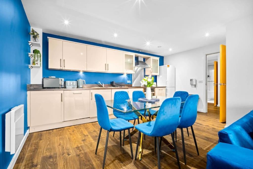 Top Floor City Centre Apartment - Sleeps 7 - 4 Beds - With Balcony And Parking - Smart Tv'S On Each Bedroom Wall - 5 Mins From Bullring, Selfridges, Moor Street Station - By Zena Stays Birmingham Exterior foto