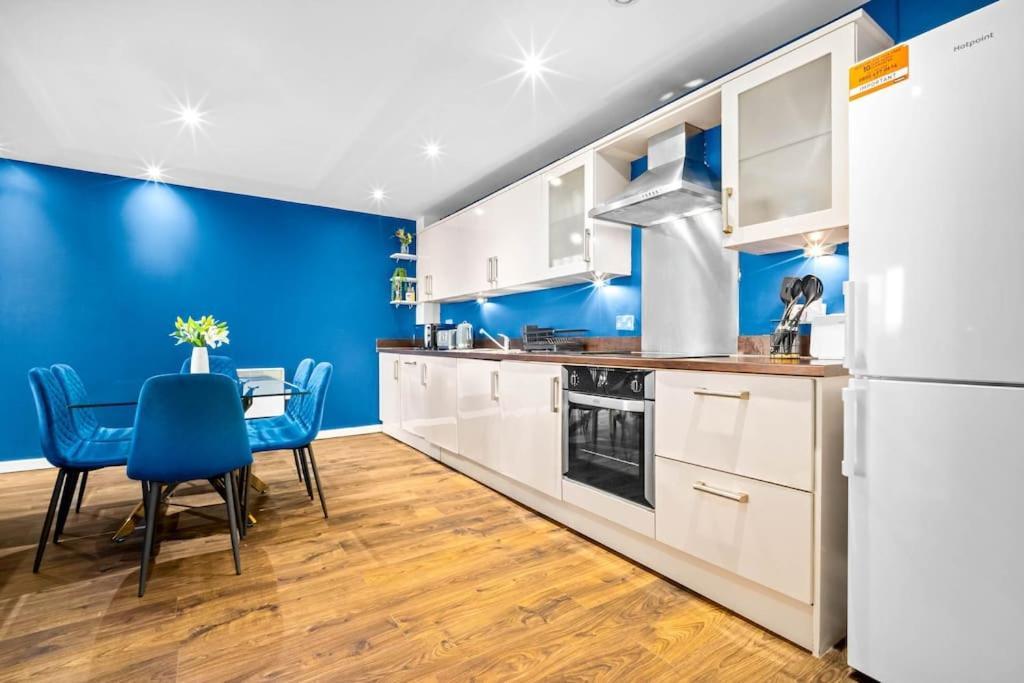 Top Floor City Centre Apartment - Sleeps 7 - 4 Beds - With Balcony And Parking - Smart Tv'S On Each Bedroom Wall - 5 Mins From Bullring, Selfridges, Moor Street Station - By Zena Stays Birmingham Exterior foto